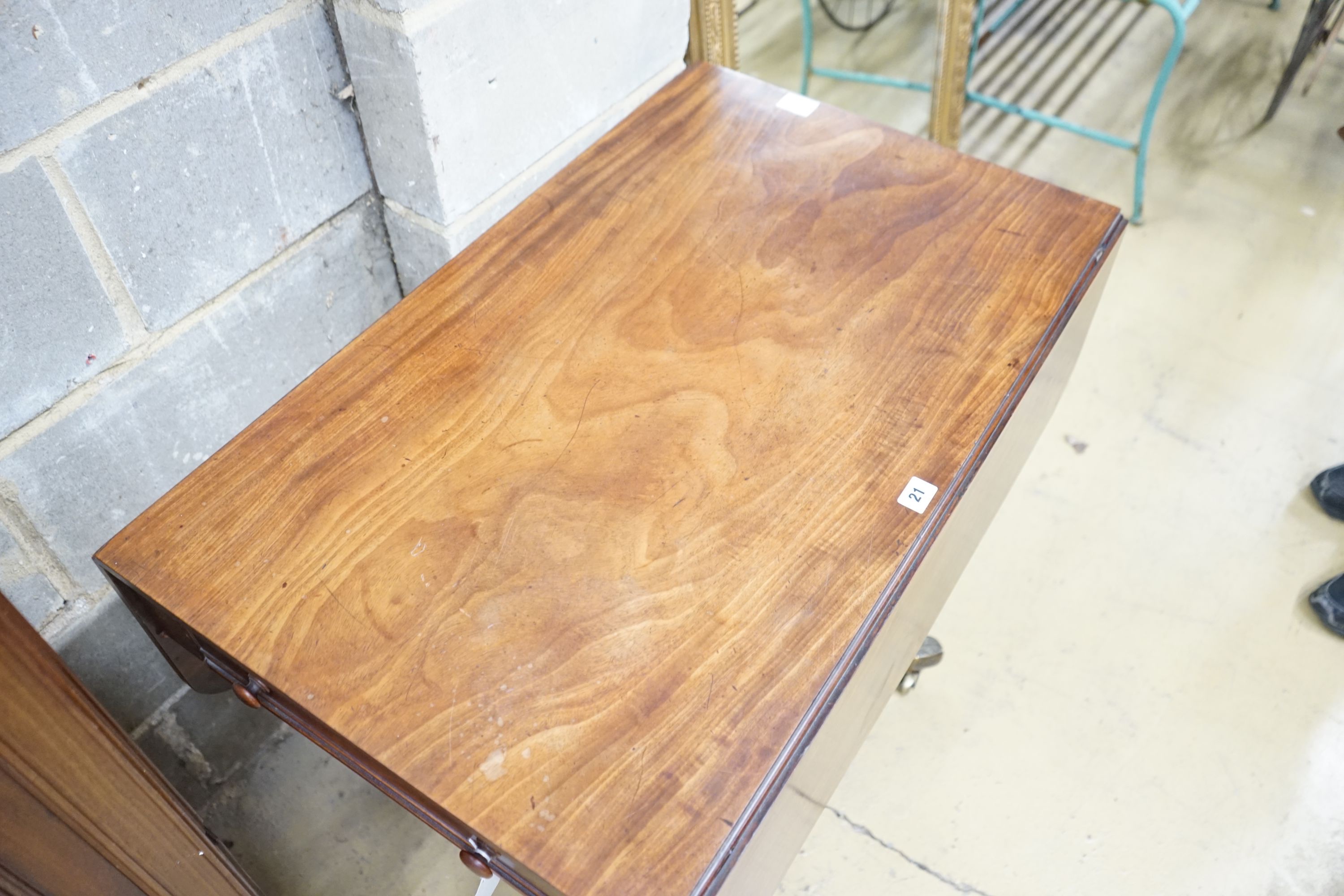 A Regency mahogany Pembroke breakfast table, width 86cm, depth 55cm, height 71cm